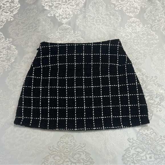 BCBGeneration Side Pleat Grid Tweed Mini Skirt Black & White Plaid Size 0 - Picture 3 of 7